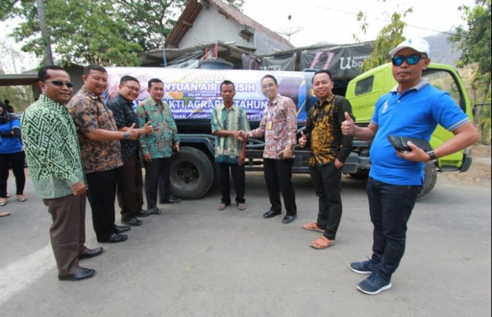 Pak sugeng menyerahkan bantuan kepada warga, disaksikan seluruh pejabat kantor ATR/BPN dan kepala desa karang patihan