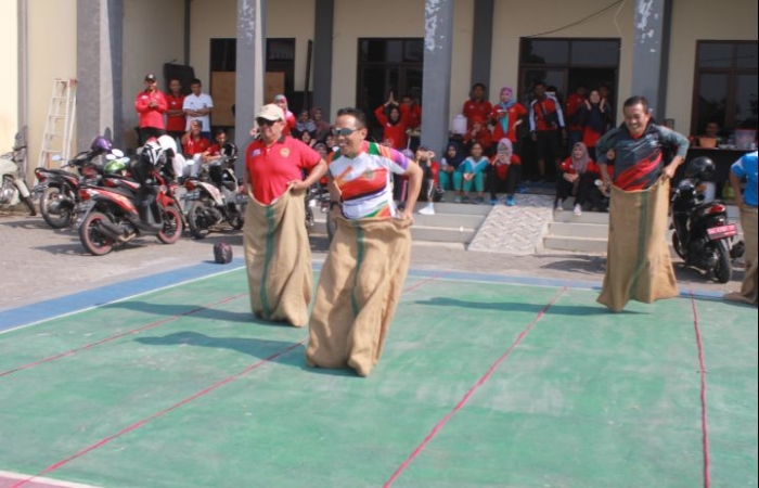 Pak sugeng terlihat ikut memeriahkan lomba