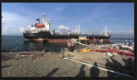 Deskripsi Kapal tanker bongkar muat BBM dengan pipa-pipa ke TBBM I Sumber Foto : CNBC Indonesia