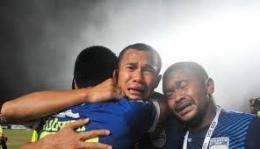 Kapten Supardi menangis saat final ISL 2014 lalu. Foto dikutip dari SportaNews.com.