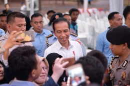 Presiden Republik Indonesia Joko Widodo mengunjungi para mahasiswa terdampak bencana Lombok (18/10/2018) di Bandara Zaenuddin Abdul Majid Lombok, NTB. 