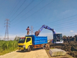 Muat ke dalam dump truck (dok.pri)