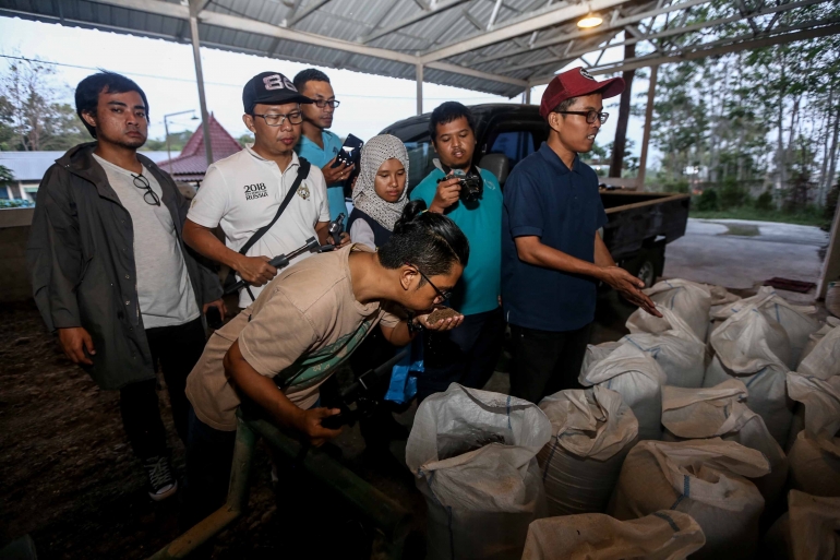 Memastikan tak ada aroma tak sedapat dari karun-karung pupuk hasil olahan kotoran sapi/Danone