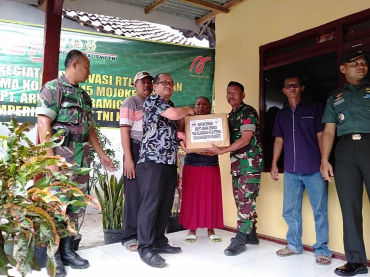 Suasana Penyerahan Bantuan Di Rumah Janda Veteran Pejuang Kemerdekaan Di Mojoanyar Kabupaten Mojokerto, dokpri
