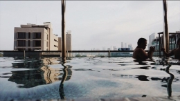 Pemandangan kota Jakarta dari area kolam renang/rul