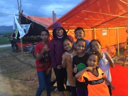 Shery bersama pengungsi anak-anak (FB Sherly)