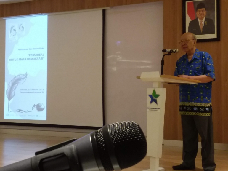 Atmakusumah, tokoh pers, tengah menyampaikan pidatonya saat peluncuran buku karyanya. Foto | Dokpri