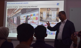 Direktur Operasi & Pemeliharaan PT MRT Jakarta, Agung Wicaksono memaparkan bisnis baru non-fare box business kepada peserta Program Fellowship Jurnalis MRT Jakarta, (17/10/2018).
