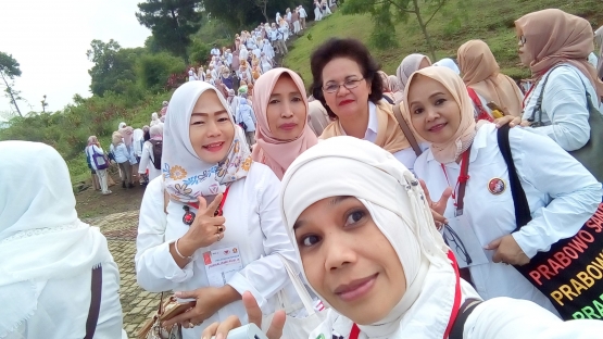 Emak Emak hepi... perwakilan dari grup Perempuan Prabowo.