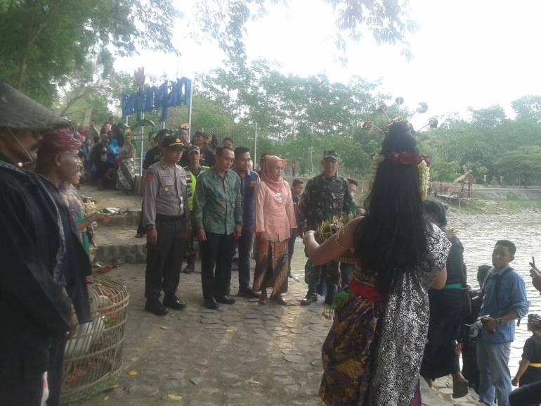 Prosesi Kirab Budaya Di Waduk Tanjungan Desa Tanjungan Kecamatan Kemlagi, Mojokerto 