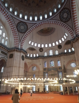 Keindahan interior Masjid Suleymaniye. Dokumentasi pribadi.