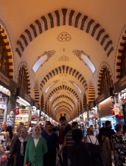 Suasana Spice Bazaar di Istanbul. Dokumentasi pribadi.