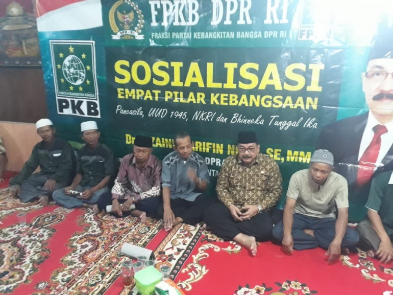 Dr. H. Zainul Arifin Noor, SE, MM mengadakan Sosialisasi Empat Pilar di Desa Tanjung, Kec. Kalua, Kab. Tabalong, Kalsel (13/09/2013) [Dokpri]