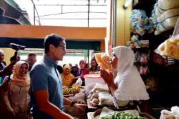 Sandiaga Uno saat berdialog dengan pedagang Pasar Beringharjo.(KOMPAS.com / Wijaya Kusuma) 