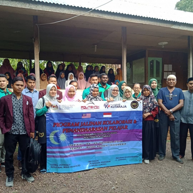 Rombongan Politeknik Sultan Azlan Shah (PSAS) bersama dengan masyarakat Desa Durung Aceh Besar sesuai melakukan kegiatan CSR, Senin (22/10)/foto: syamsul rizal 