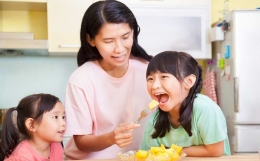 Memberi makan kepada anak-anak dalam suasana gembira (Sumber: healthxchange.sg)