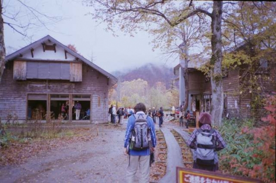 Tempat istirahat di kiri dan yamagoya di kanan (Dokpri | OlympusXA | Fuji Natura 1600)