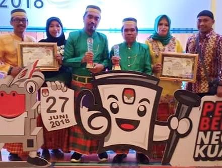 Ketua KPU Kabupaten Bantaeng (ketiga dari kiri) foto bersama jajarannya di Hotel Four Point Sheraton Makassar (22/10/2018).