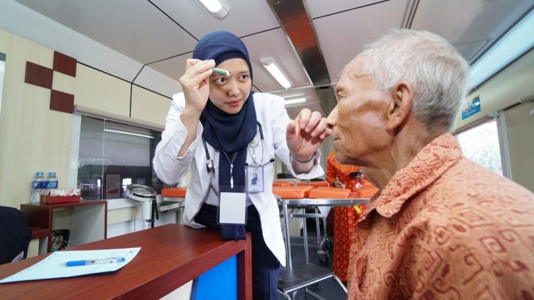 Dr. Fitri Sedang Memeriksa Pasien di Stasiun Delanggu (Doc. Pribadi)