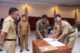 Penanda tanganan MoU disaksikan Bupati Bantaeng (kiri) di Gedung Balai Kartini Bantaeng (Dokpri: 23/10/2018).