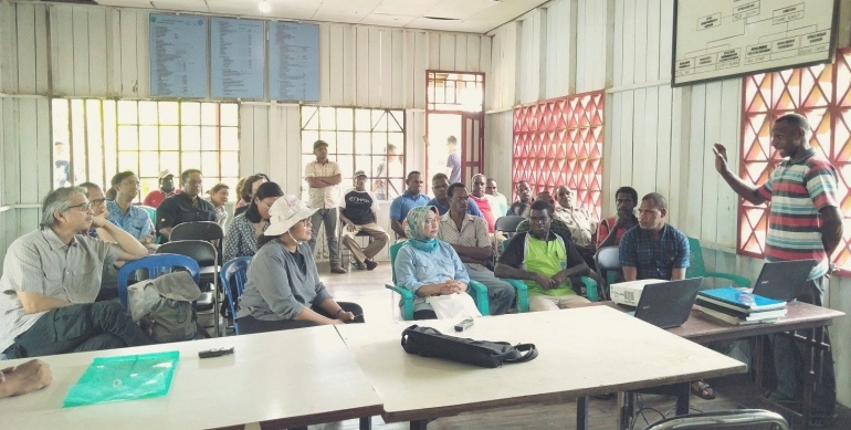 Kader Kampung Ewer, Izak Semenji sedang menjelaskan tentang SAIK kepada Tim Kedubes Australia dan BAPPENAS di Sanggar Kampung Syuru, Minggu, [23/9]. Dokumentasi Pribadi.