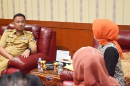 Ilham Azikin (kiri) menerima kunjungan Direktur Lembaga Inspiring (kanan) di Ruang Rapat Pimpinan Kantor Bupati Bantaeng (23/10/2018).