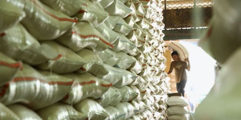 Berdasarkan perhitungan Badan Pusat Statistik dengan menggunakan metode kerangka sampel area (KSA), Indonesia mengalami surplus beras 2,85 juta ton selama tahun 2018