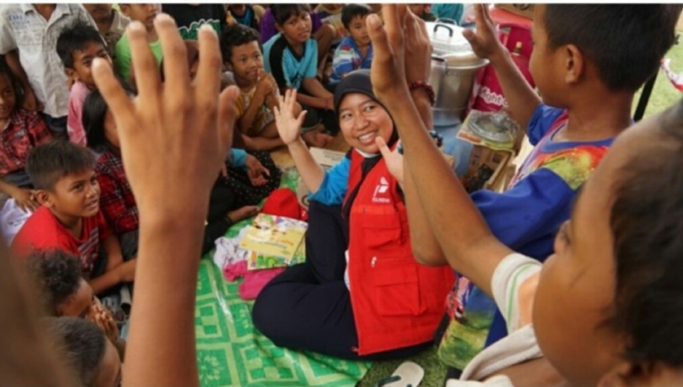 Relawan menghibur anak-anak korban gempa dan tsunami (dok.www.pertamina.com)