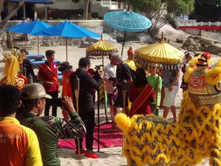 Disambut dengan adat Melayu dan Barongsai (Rustian)