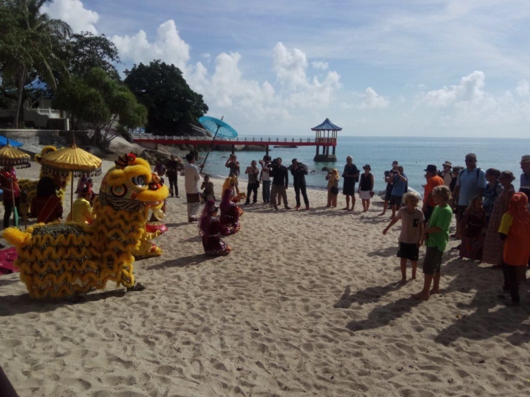Suasana penyambutan di pantai Tanjung Pesona (Rustian)