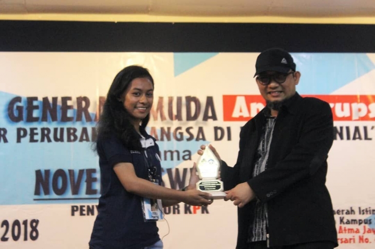 Andi Elrika Ketua KOMUTASI 2018/2019 bersama Novel Baswedan. (https://deskgram.net/explore/tags/komutasifhuajy)