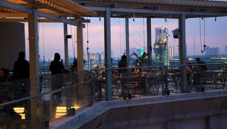 5 Lokasi Cafe Romantis Rooftop Surabaya yang Lagi Viral  5 Lokasi Cafe Romantis Rooftop Surabaya yang Lagi Viral