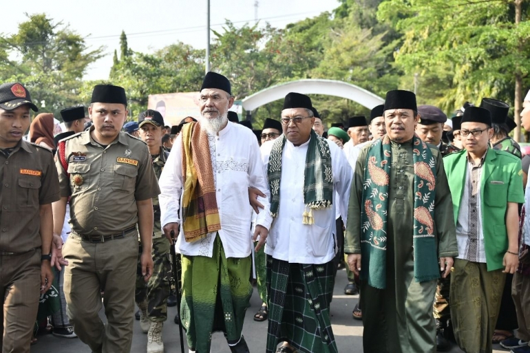 Bupati Sukabumi Marwan Hamami di peringatan Hari Santri Nasional dalam rangkaian Gebyar Syi'ar Santri Sukabumi Tahun 2018 di Lapangan Alun-Alun Palabuhanratu.(dokpri)