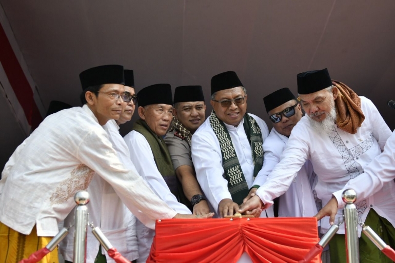 Bupati Sukabumi Marwan Hamami di peringatan Hari Santri Nasional dalam rangkaian Gebyar Syi'ar Santri Sukabumi Tahun 2018 di Lapangan Alun-Alun Palabuhanratu. (Dokpri)