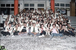 Foto Panitia Inisiasi 2017 dengan latar belakang tangga demokrasi. (instagram/kesyacm)