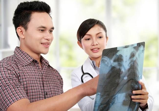 Pasien sedang berkonsultasi dengan dokter, ilustrasi. Sumber. Alodokter.com