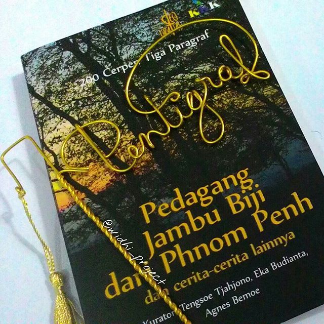 Salah satu buku kumpulan pentigraf karya para penulis KPK Deo Gratias. Asyik untuk dibaca di mana pun berada (Sumber: Instagram @widhi_project)