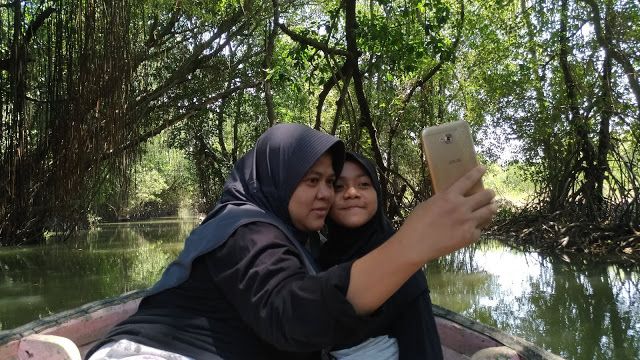 Foto selfie di antara rimbunnya pepohonan dan di tengah sungai Kedung Cowet (Dok. Didno)