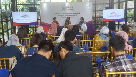 Suasana media & blogger gathering: (dari kiri) Prof Dr Ir Made Astawan MS, Dr Ida Gunawan MS, dan pemandu acara (Foto: Syaiful W. Harahap)
