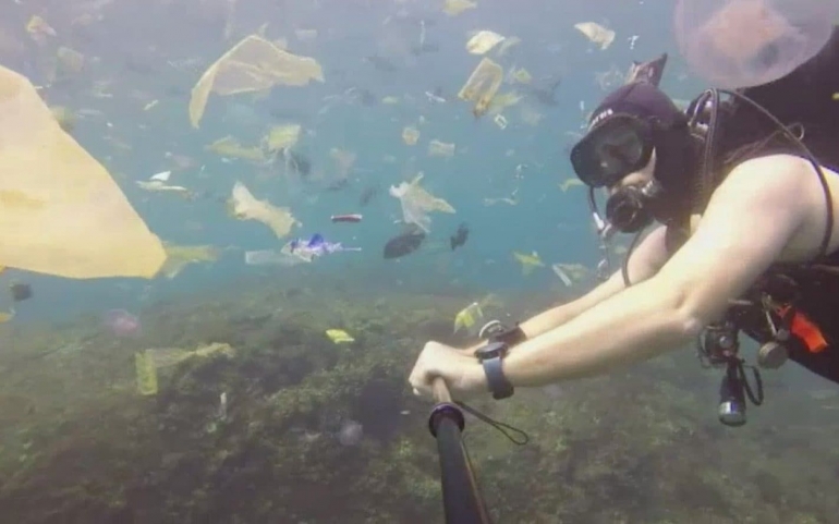 Rich Horner memfilmkan dirinya sendiri berenang melalui beberapa kantong plastik, botol, dan sedotan di perairan laut Pulau Bali (Sumber: telegraph.co.uk/RICH HORNER)