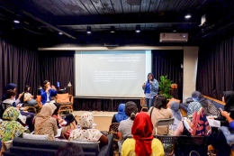 Suasana Bincang #BijakBerplastik, Swietenia Puspa Lestari memaparkan presentasi di Jakarta 18/10-2018 (Foto: Dok Danone Indonesia)