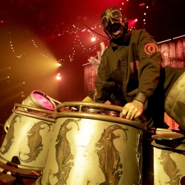 Perkusi menjadi alat musik yang memberikan nuansa musik berbeda dalam lagu-lagu Slipknot (dok. twitter @slipknot)