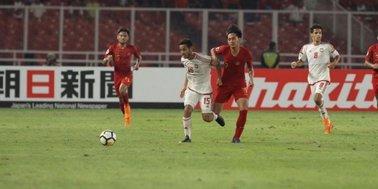 Seorang pemain timnas U-19 Indonesia berebut bola dengan seorang pemain Uni Emirat Arab dalam laga lanjutan Grup A Piala Asia U-19 kontra Uni Emirat Arab di Stadion Utama Gelora Bung Karno, Jakarta, Rabu (24/10/2018).(SUPERBALL/FERI SETIAWAN) 