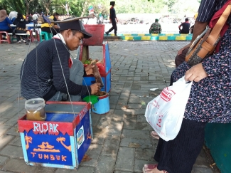 Tukang Rujak Bebeg Ini Tidak Bertele Tele Halaman All Kompasiana Com