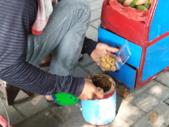 Rujak dimasukan ke plastik. Foto | Dokpri