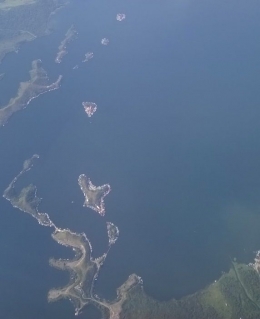 pemandangan Danau Sentani dari jendela pesawat terbang (dok.pribadi)