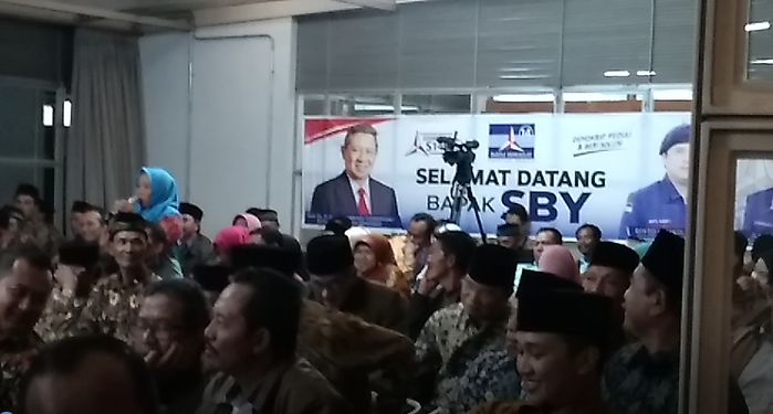 Perwakilan guru honorer Jawa Tengah menyampaikan keluh kesahnya kepada SBY. (dokpri)