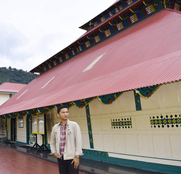 Berpose di Masjid Kayu tanpa Paku, Masjid Agung Pondok Tinggi. Dokpri