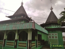 Atap mihrab terpisah dari atap ruang induk (Foto : @kaekaha)