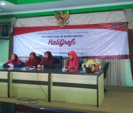 Tim Kaligrafi dan dr. Ariani menyimak pertanyaan dan keluhan dari para guru SD Kota Malang (dok.pribadi)